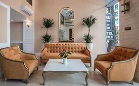 Sazi Resin Hotel - Free Nails Hairwash